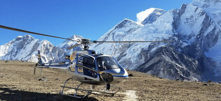 helicopter at kalapatthar